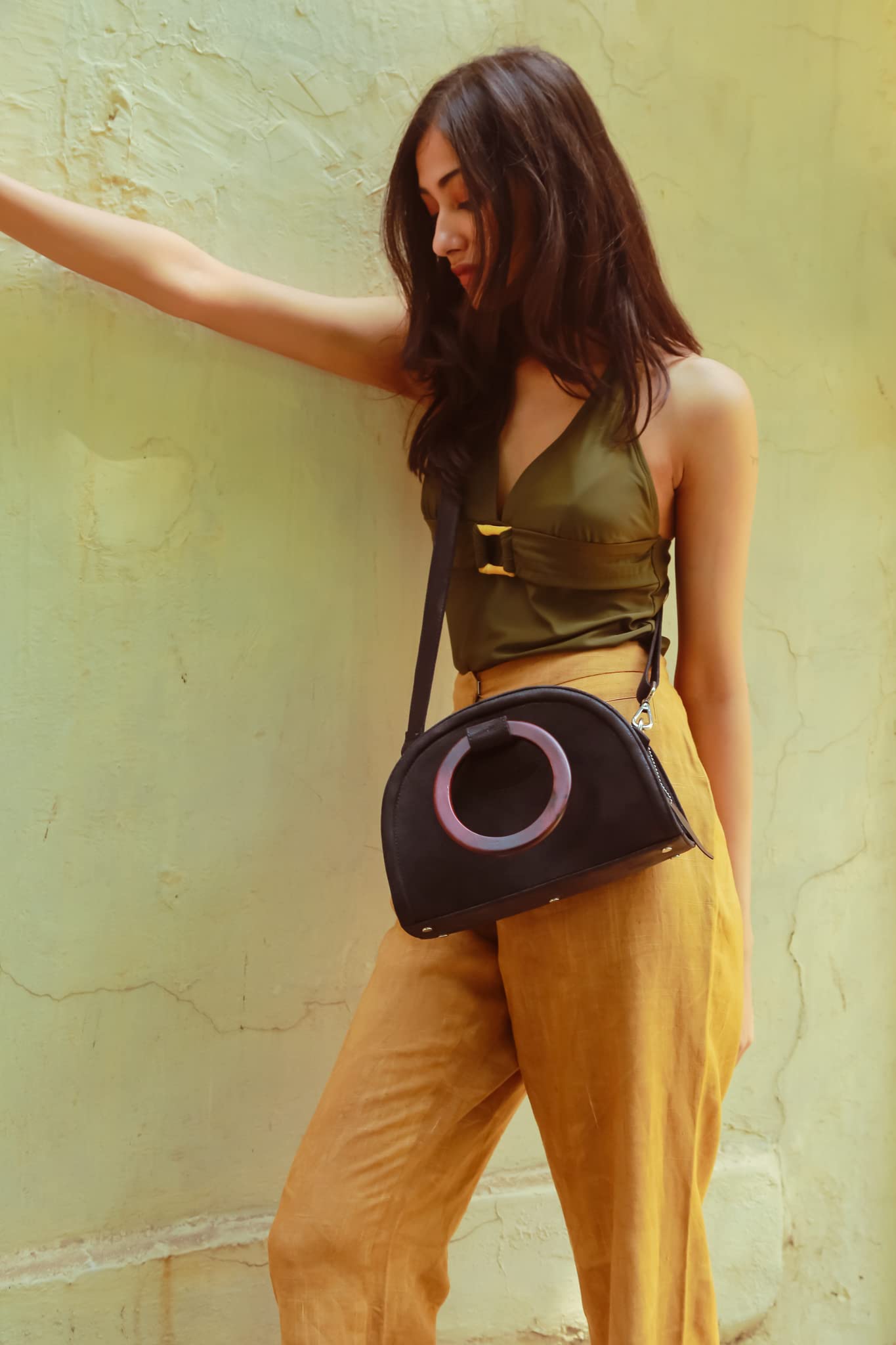 RASHKI CENDRES - Womens Vegan Leather Handbag | Round Wooden Handle| Detachable and adjustable Shoulder Strap | Party Bag| Zipper closure (Black)