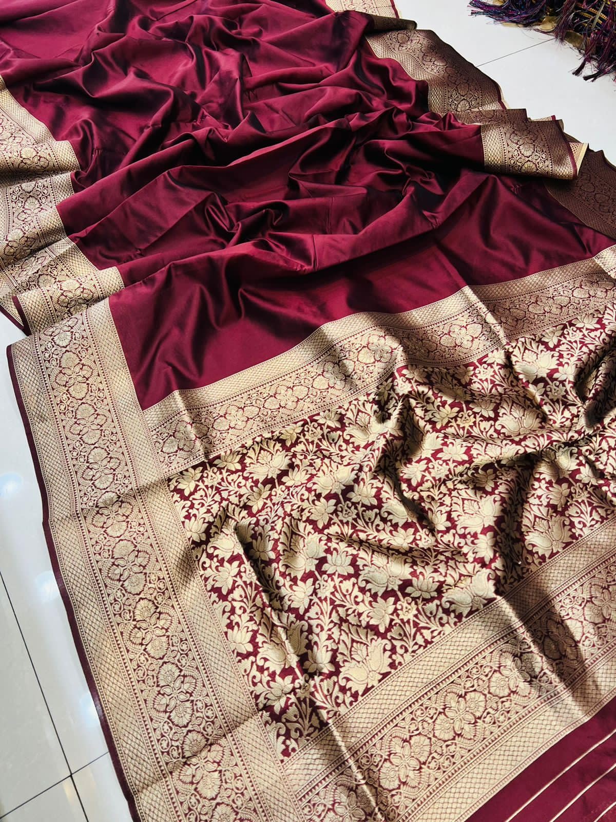 AMIRAT Women's Banarasi silk plain saree With Golden Zari Woven Border With Blouse Piece (maroon)