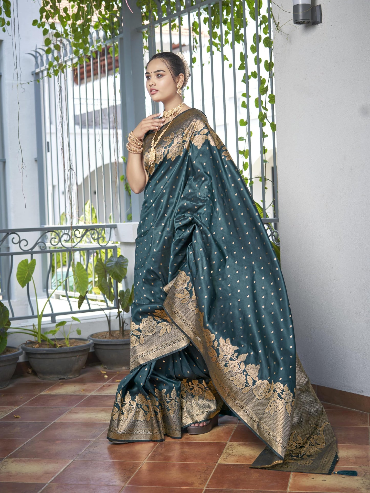 MANOHARI Womens Most Trendy Banarasi Woven Bottol Green Saree With Heavy Jacquard Work Saree With Blouse Piece