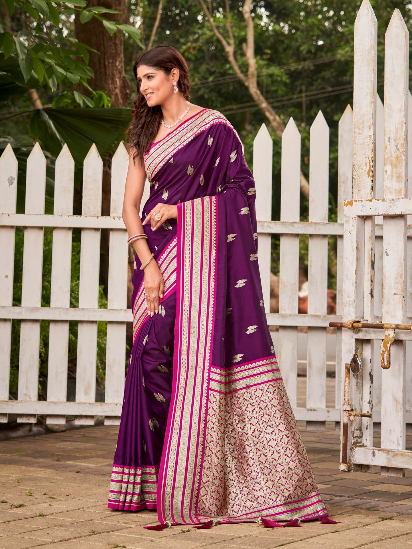 MANOHARI Women's Most Trendy Banarasi Satin Silk Woven Magenta Flower Pattern Saree With Heavy Jacquard Work Saree With Blouse Piece_MN2037