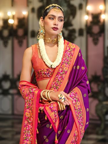 AKHILAM Women's Magenta Silk Blend Ethnic Motif Printed Saree With Unstitched Blouse (MAITRI454_RW)