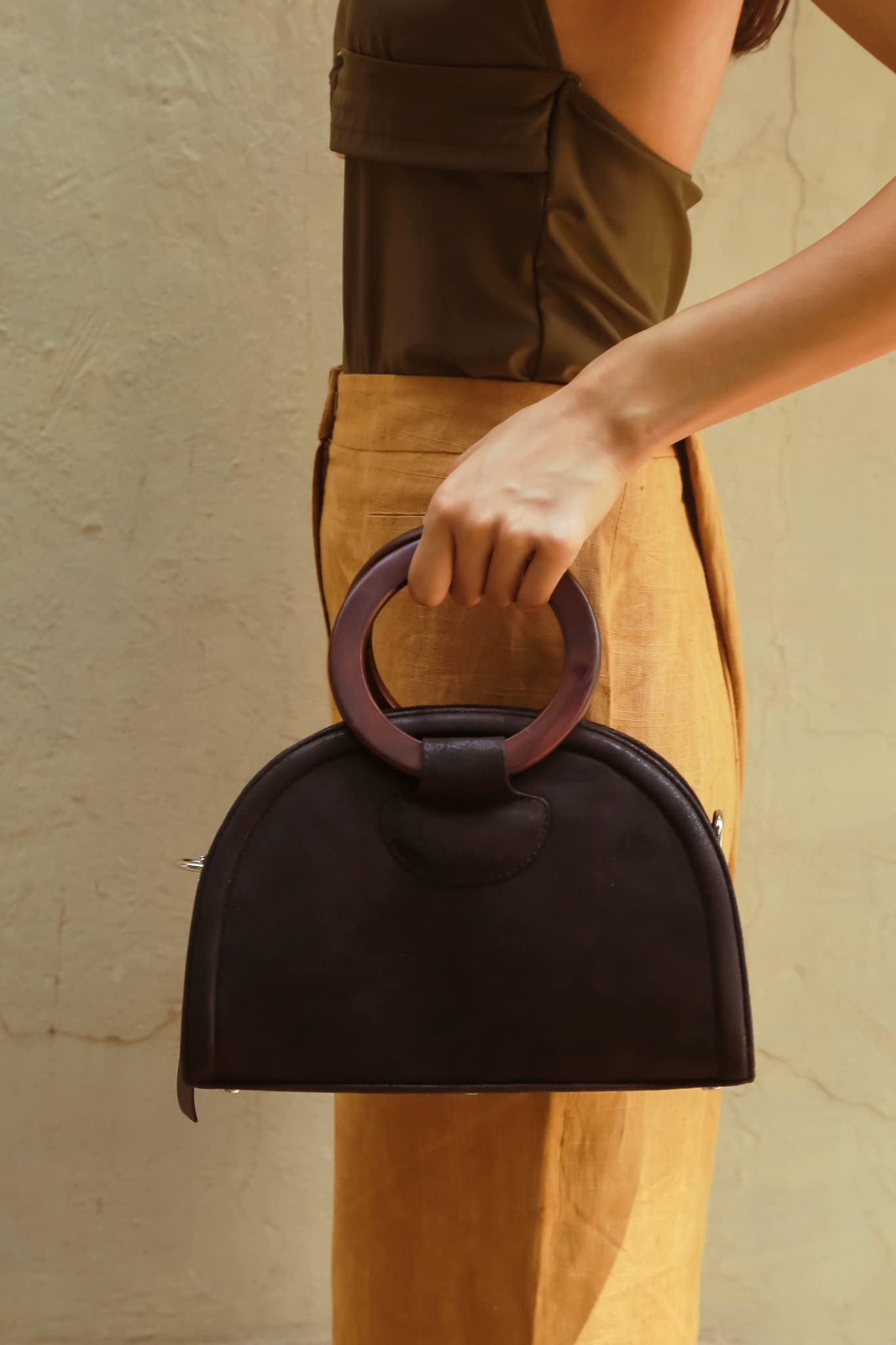 RASHKI CENDRES - Womens Vegan Leather Handbag | Round Wooden Handle| Detachable and adjustable Shoulder Strap | Party Bag| Zipper closure (Black)