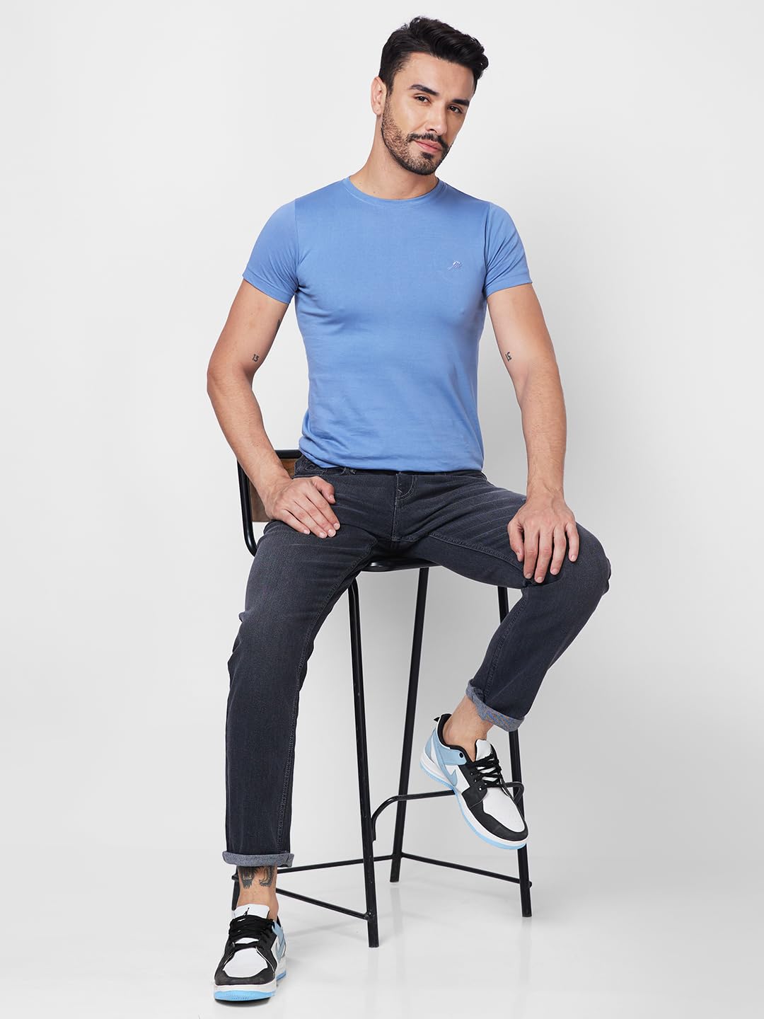 Giordano Mens Mid Rise Stretchable Solid Button Closure Mildly Distressed Cotton 5 Pockets Straight Fit Jeans Mid Black