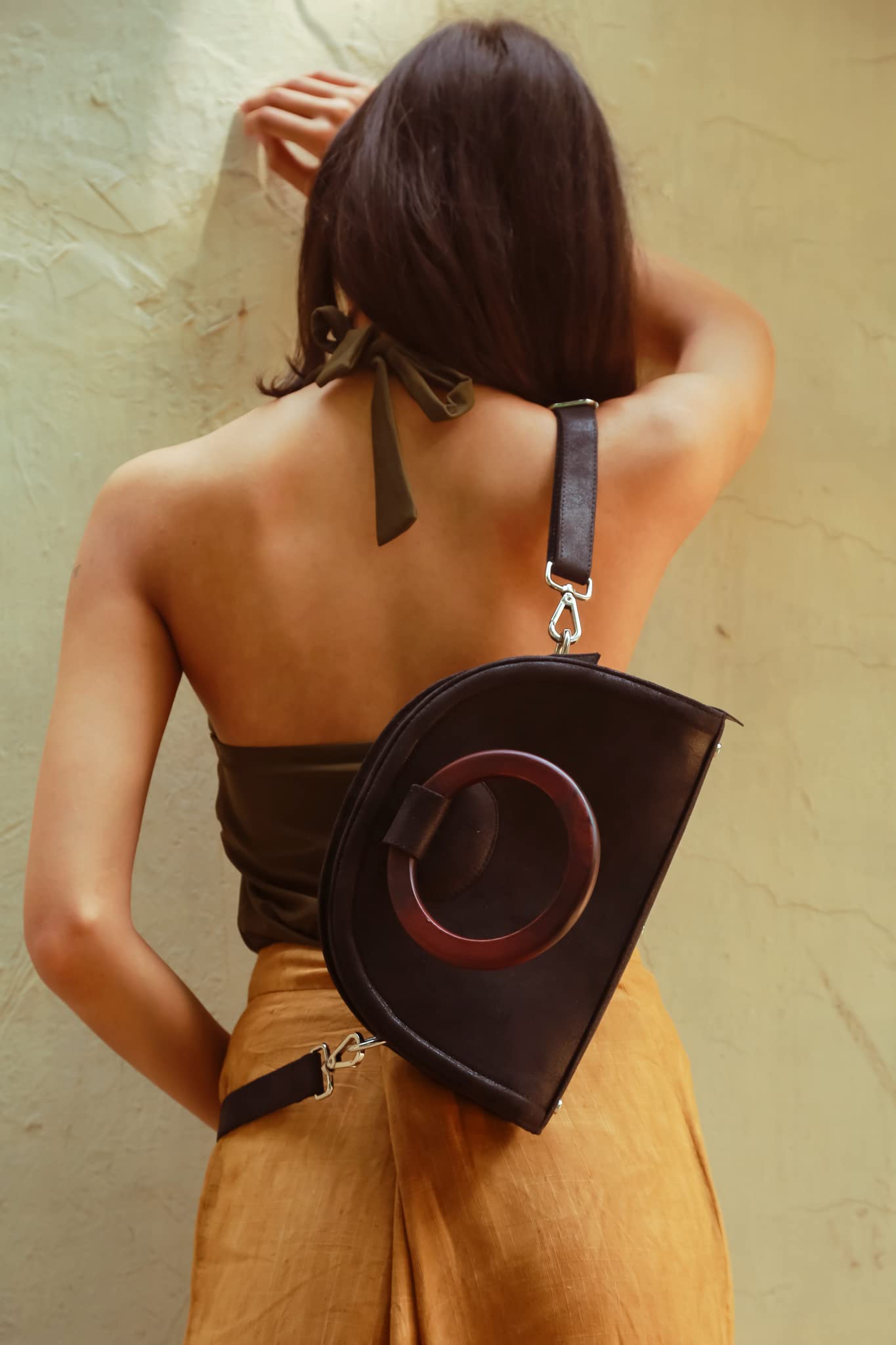 RASHKI CENDRES - Womens Vegan Leather Handbag | Round Wooden Handle| Detachable and adjustable Shoulder Strap | Party Bag| Zipper closure (Black)