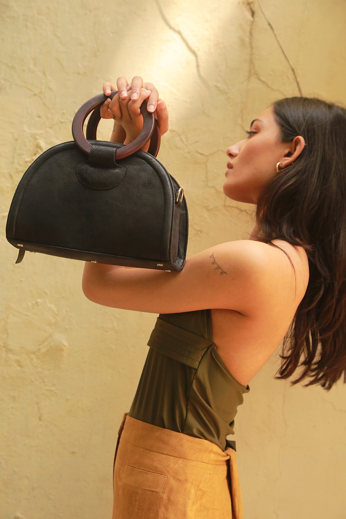 RASHKI CENDRES - Womens Vegan Leather Handbag | Round Wooden Handle| Detachable and adjustable Shoulder Strap | Party Bag| Zipper closure (Black)