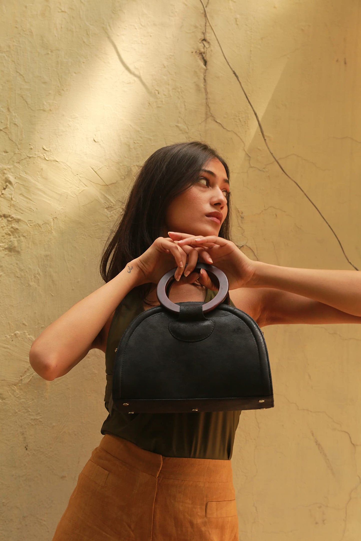 RASHKI CENDRES - Womens Vegan Leather Handbag | Round Wooden Handle| Detachable and adjustable Shoulder Strap | Party Bag| Zipper closure (Black)