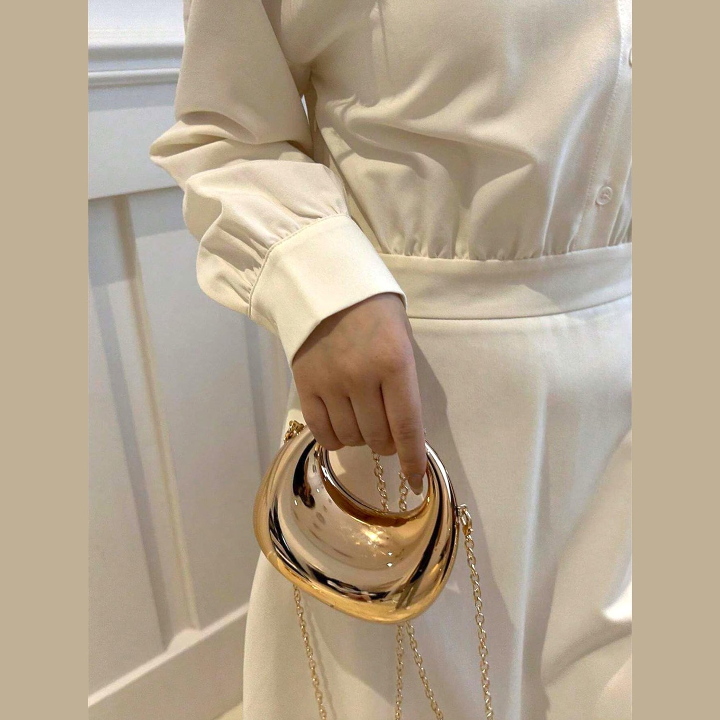 MOON -shaped Acrylic Women's Crossbody Sling Bag – Gold-tone Pleated Metallic Mini Clutch Purse, Fashion Versatile Shoulder Evening Handbag , Ladies Lipstick Case, Affordable Gift For Girls (GOLDEN)