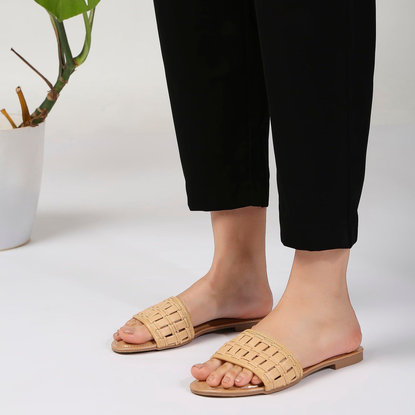 KENNETH COLE Women's Flat Slide Sandal | Synthetic | Basket Weave Strap, Open Toe | Beige, UK9