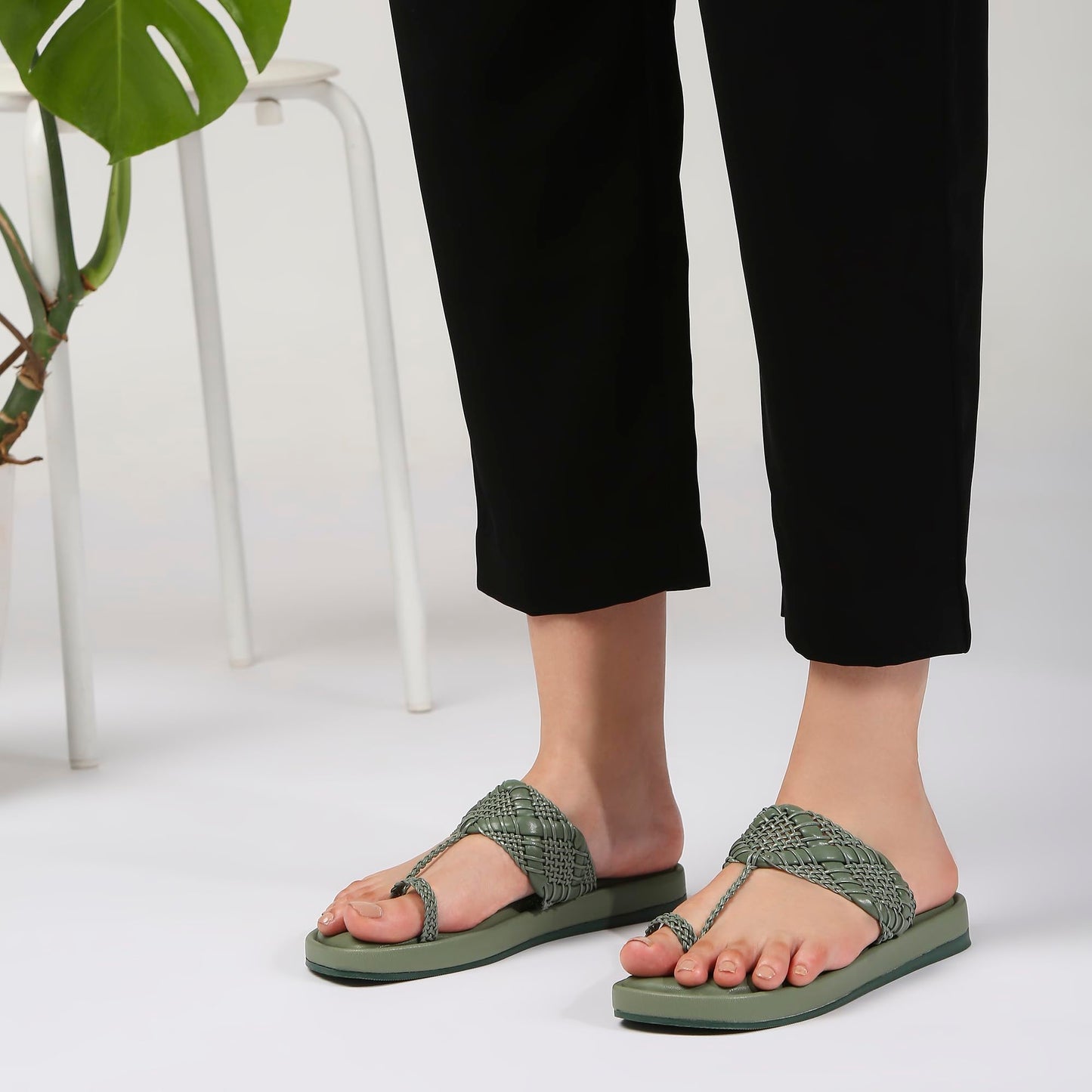 KENNETH COLE Women's One Toe Flat Sandal | Synthetic | Woven Strap, Cushioned Footbed | Green, UK8