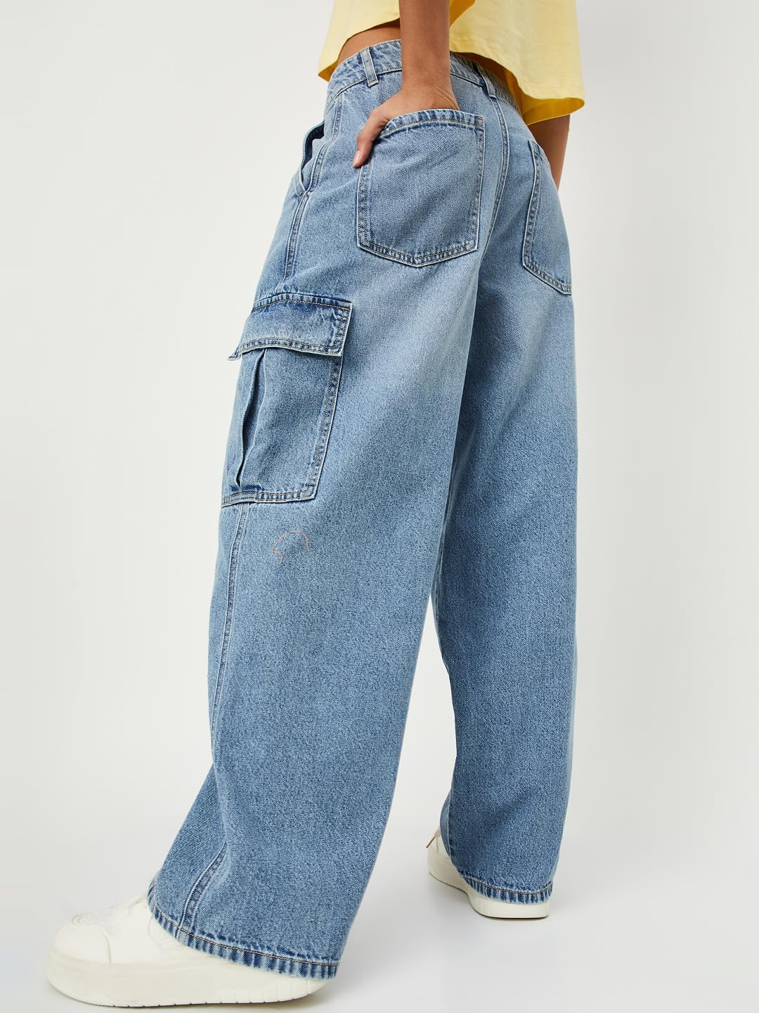 Max Women Lightwashed Cargo Jeans (Blue_32)
