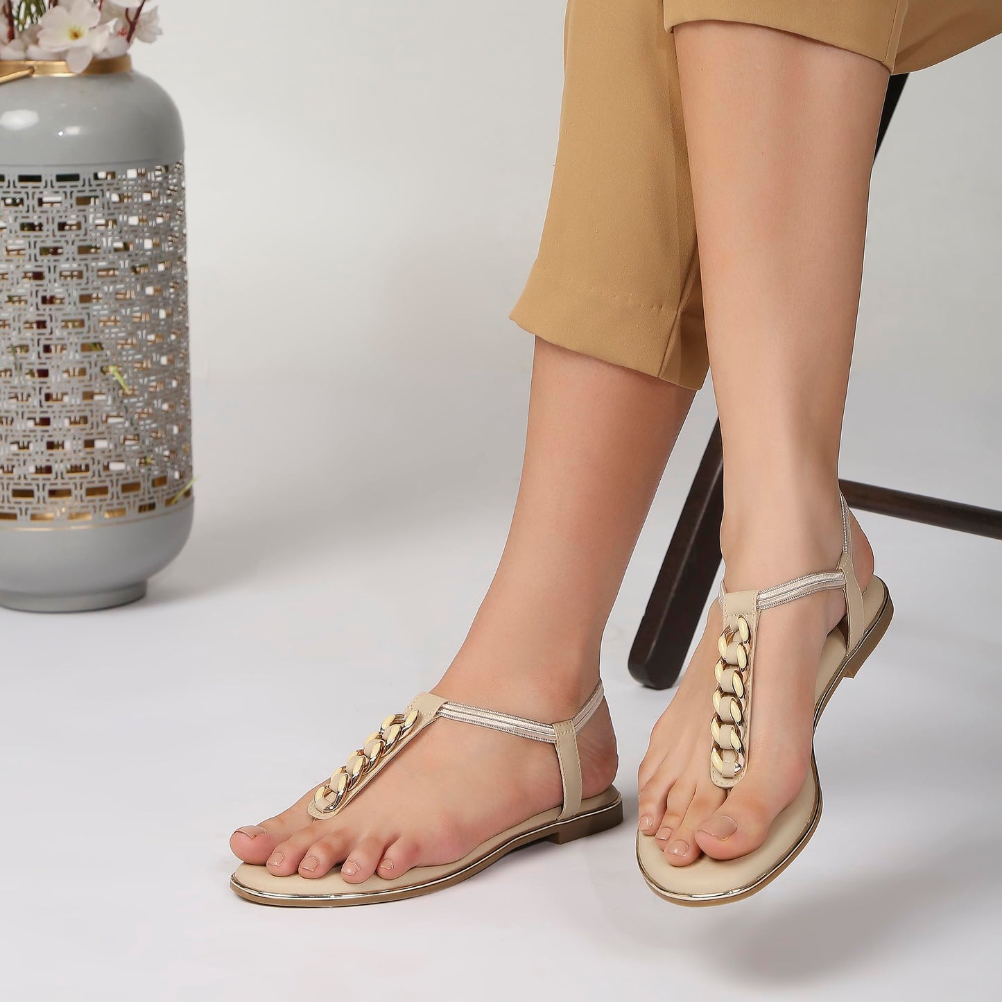 KENNETH COLE Women's Flat Sandal | Synthetic | Gold-Tone Chain T-Strap, Elastic Ankle Strap | White, EU39