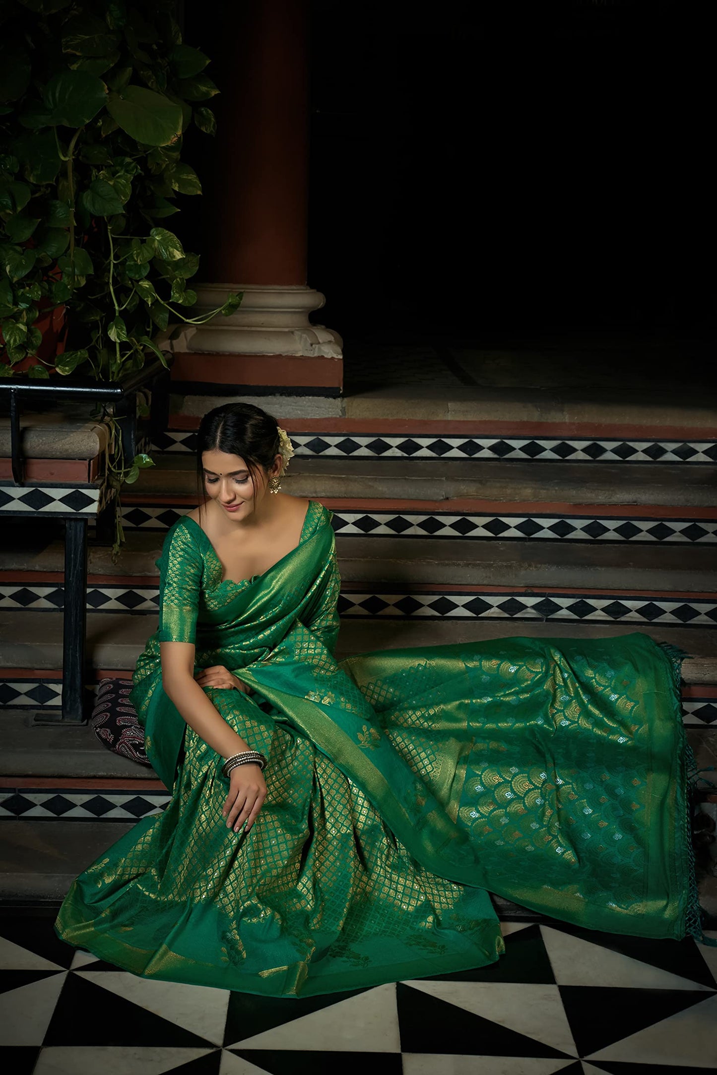 Vardha Women's Kanchipuram Art Silk Saree with Unstitched Blouse Piece - Zari Woven Work Sarees for Wedding (Anamika Silk, 400, Green)