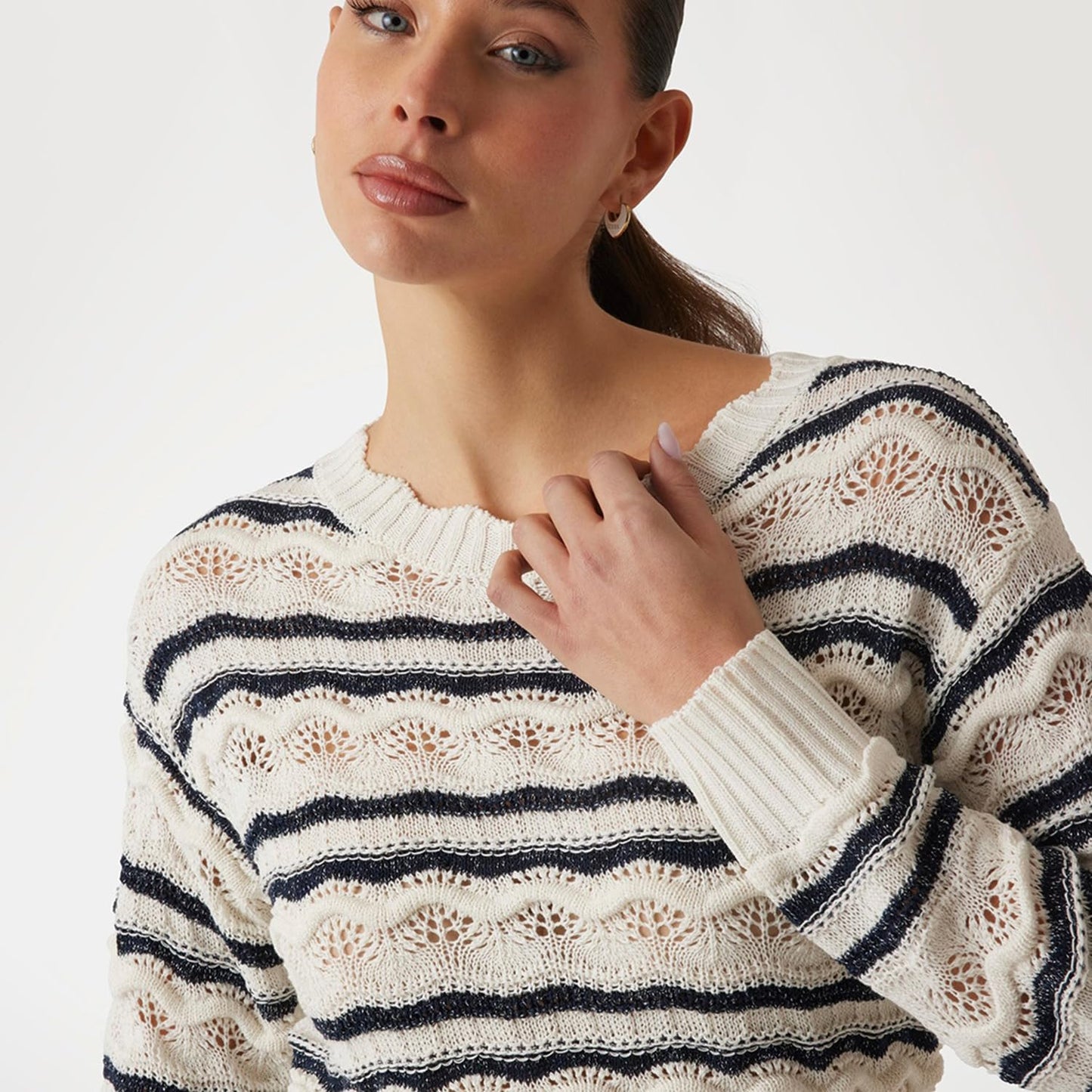 GUESS Women's White Striped Round Neck Long Sleeves Sweater