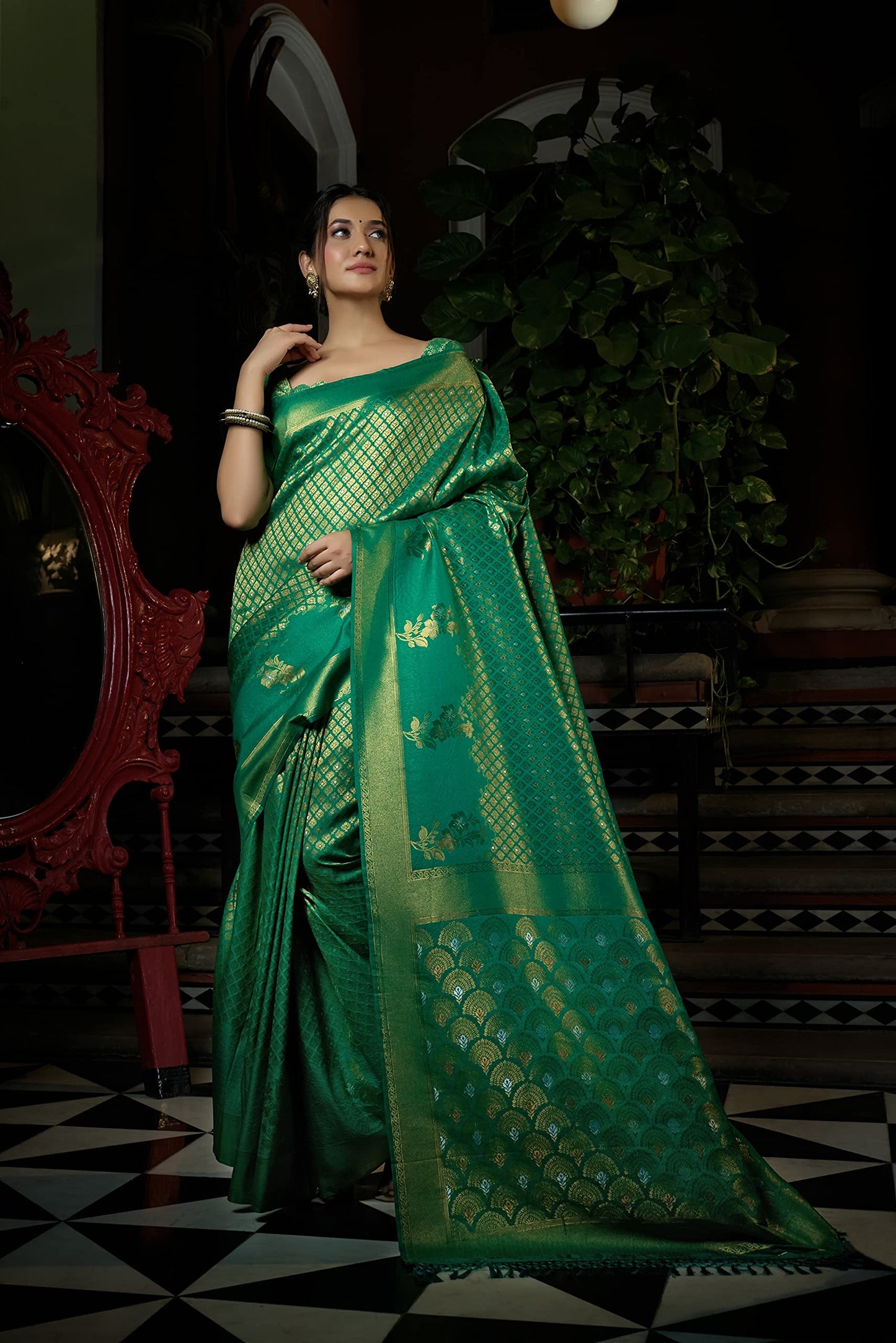 Vardha Women's Kanchipuram Art Silk Saree with Unstitched Blouse Piece - Zari Woven Work Sarees for Wedding (Anamika Silk, 400, Green)