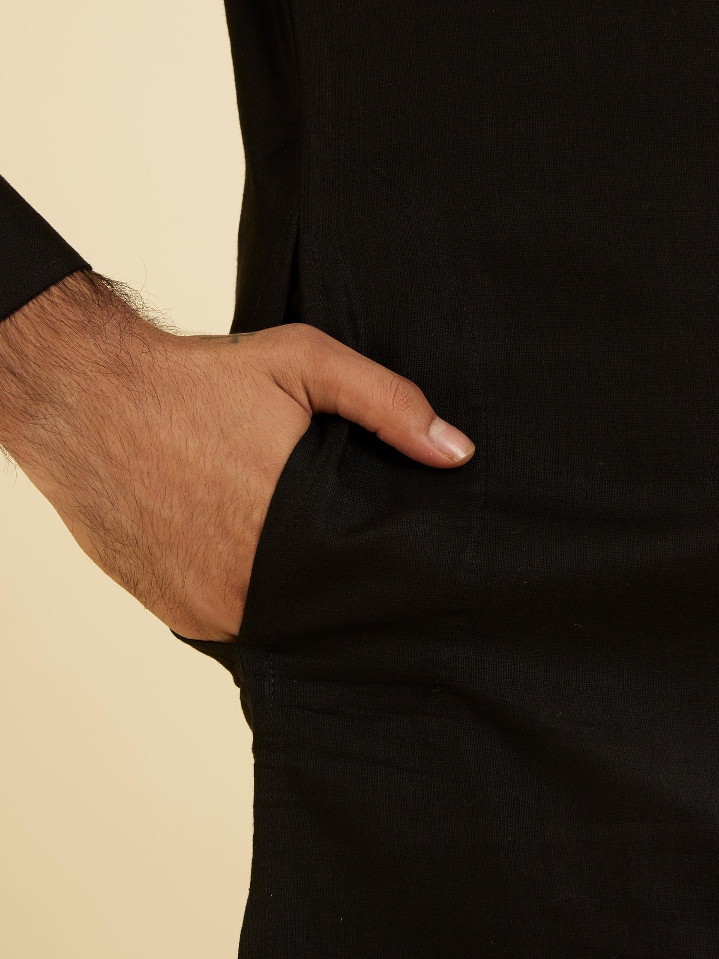 Manyavar Men's Cotton Solid Kurta (Black,L)