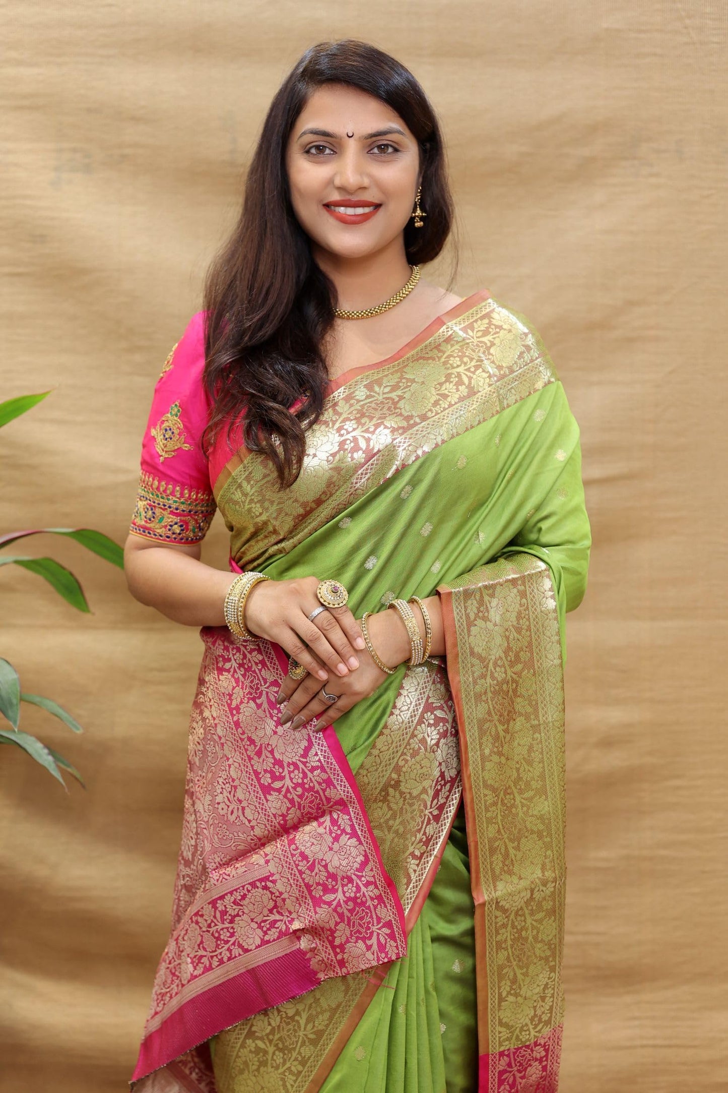 AMIRAT Women's Jacquard Silk Saree (Mahi Vol-1_Perrot Green)