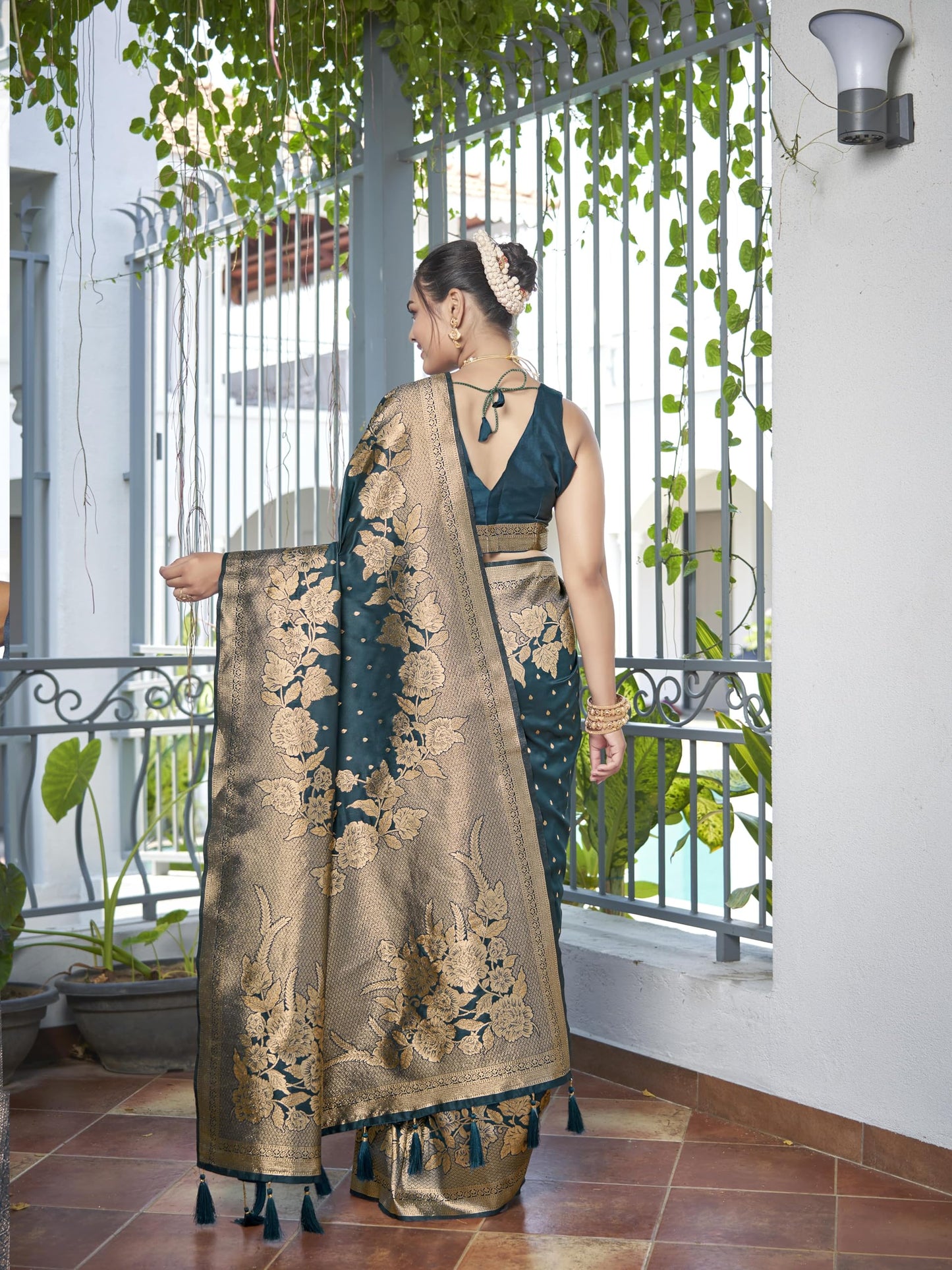 MANOHARI Womens Most Trendy Banarasi Woven Bottol Green Saree With Heavy Jacquard Work Saree With Blouse Piece
